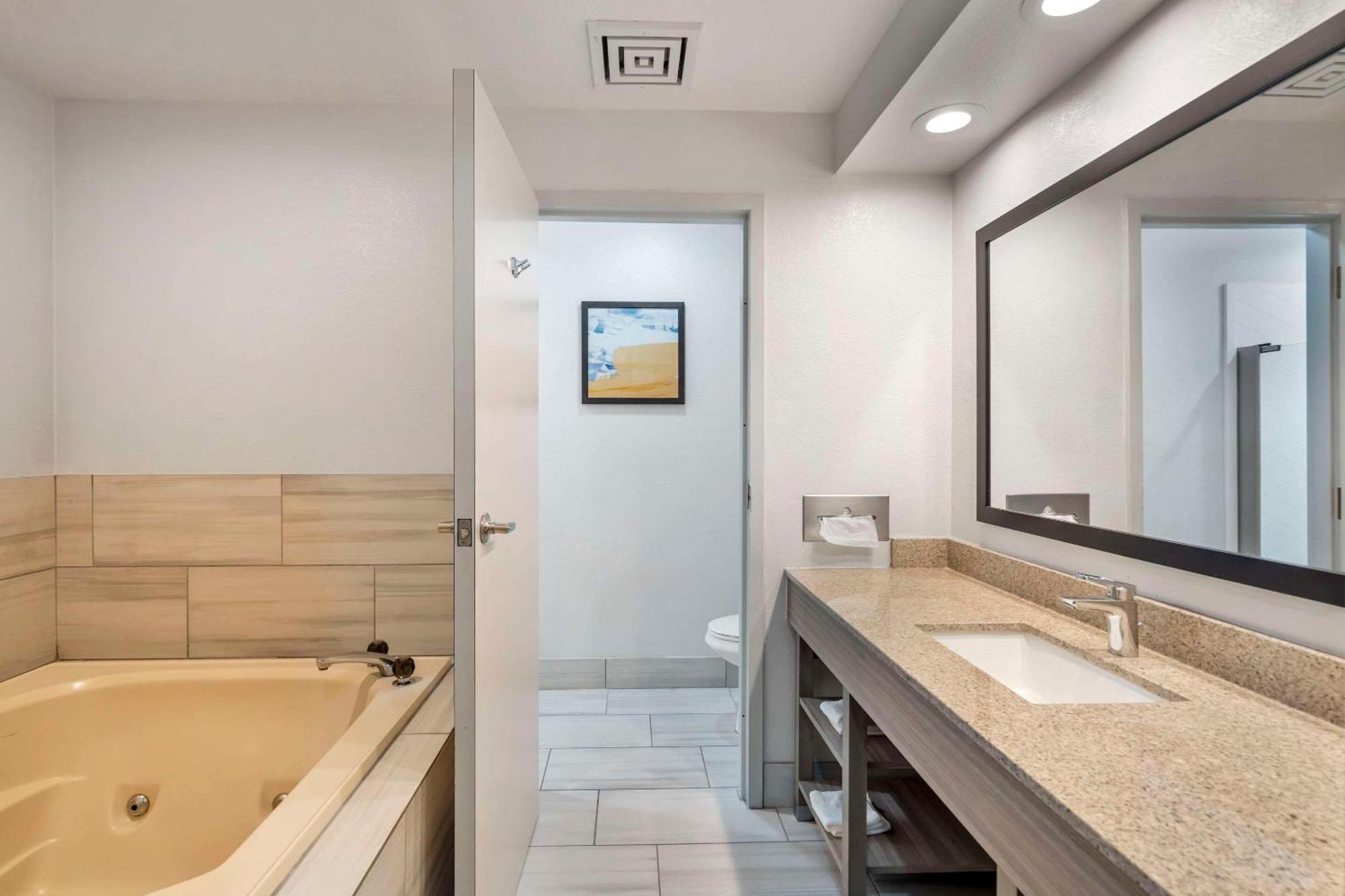 Comfort Inn & Suites Mundelein-Vernon Hills Bagian luar foto